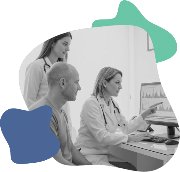 Equipe médica analisando exames com paciente